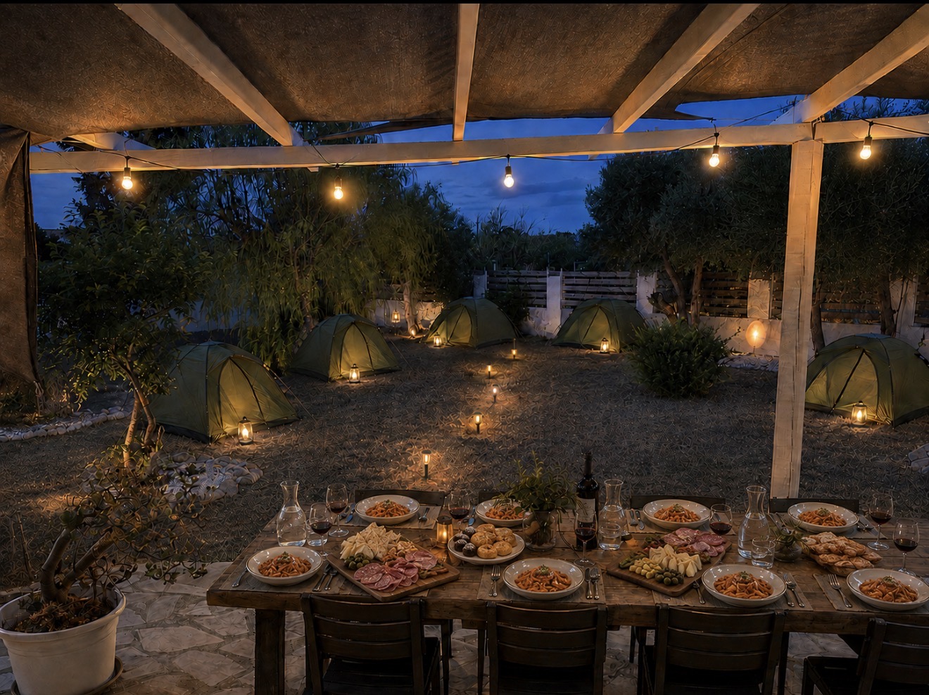 Tentes éclairées et table sarde de Sardinia Biker Camp